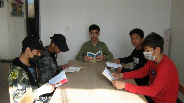 جمعی از اعضای کتابخانه در سالن مطالعه